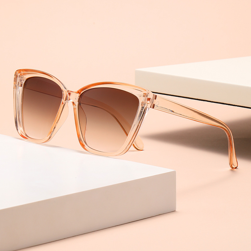 Street Fashion Photoshoot - Fashion Street Shooting Cat Eye Sunglasses